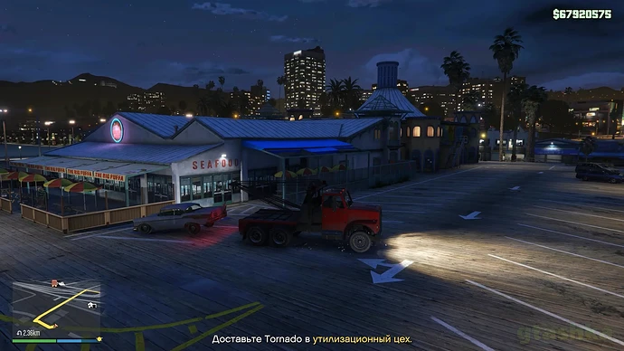 Эвакуатор тащит машину в GTA Online.